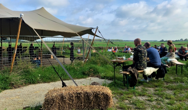 Het was echt genieten voor gasten en de muzes van Vocaal Ensemble Muze tijdens het ontbijtconcert zondag op Molenwei (foto: pr).