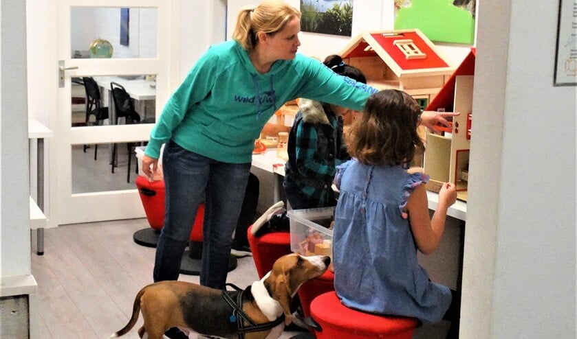 <p>Hulphond Freddy is sinds 2019 een steun in de therapie die Marysa haar cliënten aanbiedt. </p>