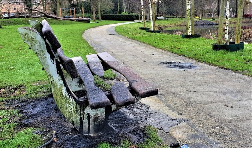 <p>Een bankje in Park Arentsburgh (niet dit bankje dat elders staat) moest het ontgelden (archieffoto: Marian Turkesteen).</p>