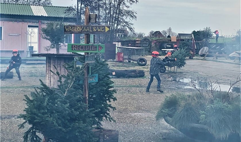 <p>De jeugd bestookt elkaar op een rokerig boerenerf (foto: pr Molenwei).</p>