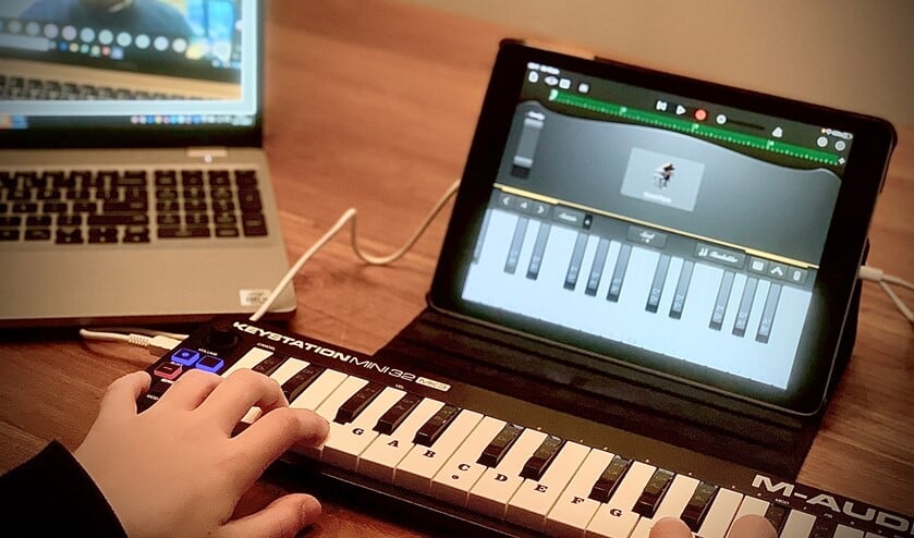 <p> Er zijn diverse betaalbare mini-piano's op de iPad aan te sluiten die passen in een schooltas (foto: pr Wellant Westvliet).</p>