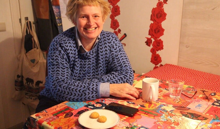 <p>Mieke woont twintig jaar in Pijnacker en vindt het jammer dat ze dichtbij geen vriendinnen heeft.</p>