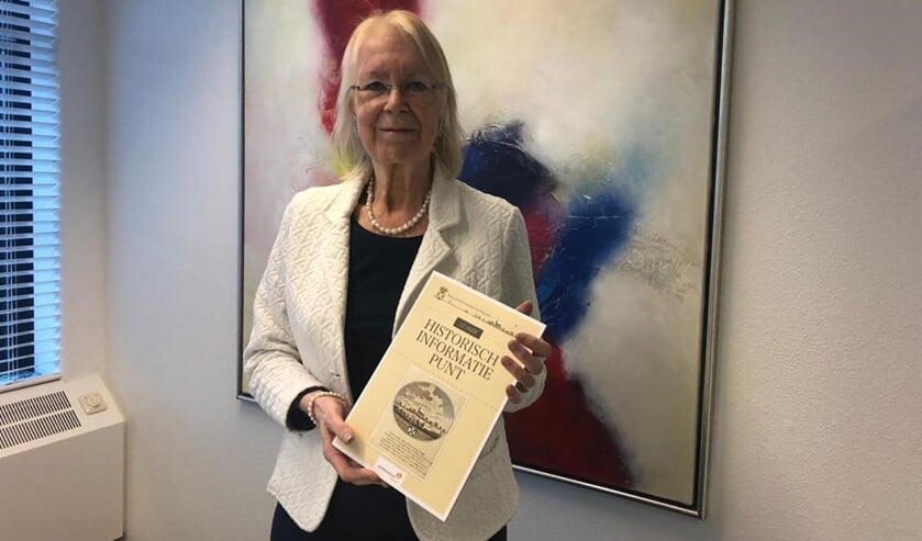 <p>De burgemeester kreeg de eer om als eerste het boekje te ontvangen. </p>