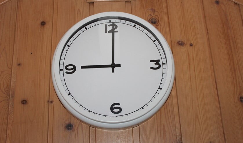 <p>Na 21.00 uur mag u niet zonder goede reden (en/of werktgeversverklaring) de straat op tot 04.30 uur.</p>