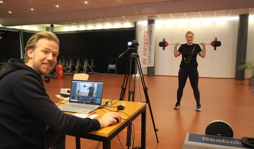 <p>Door corona maken Sjors van der Quast, Roos de Hoog en hun collega’s online sportlessen.</p>
