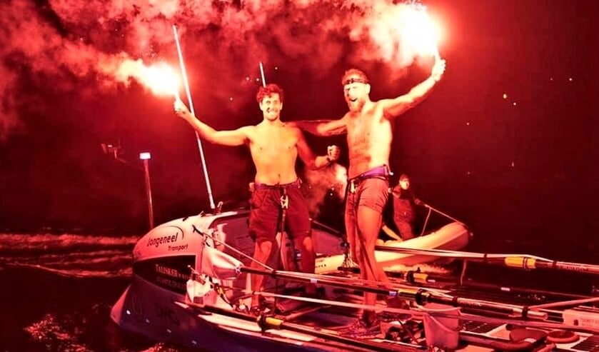 <p>De roeiers na hun feestelijke finish op Antigua (foto: Atlantic Campaigns).<br><br></p>
