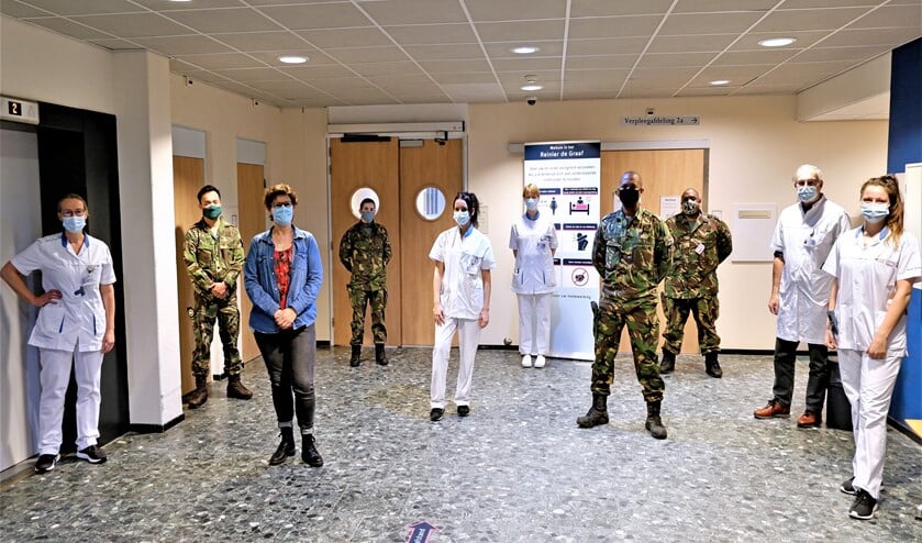 <p>Twee geneeskundig verzorgenden, een militair verpleegkundige en een verzorgende individuele gezondheidszorg van Defensie op de verpleegafdeling van het Diaconessenhuis (foto: pr Reinier de Graafgroep). </p>