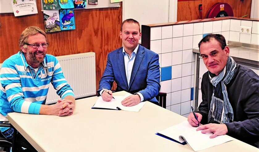 <p>Ondertekening overeenkomst Ebo Roek (voorzitter SMHG)) Daniel van Marwijk (InstaWell) en Ed van der Voorst (penningmeester SMHG).</p>