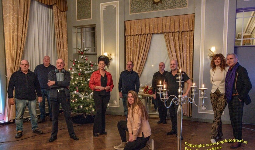 <p>Het volledige team coronaproof op de foto. Foto: Popfotograaf.nl, Ron van Varik</p>
