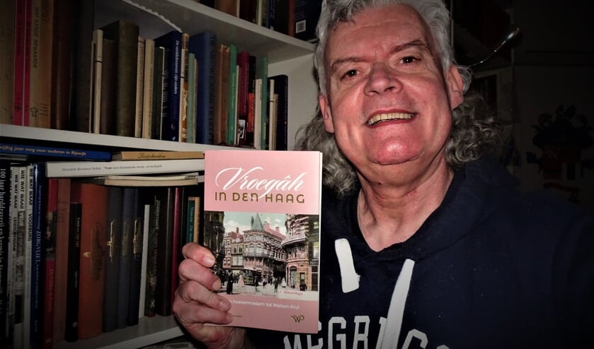 <p>Frans van der Helm toont zijn nieuwe boek met Voorburgse elementen.</p>