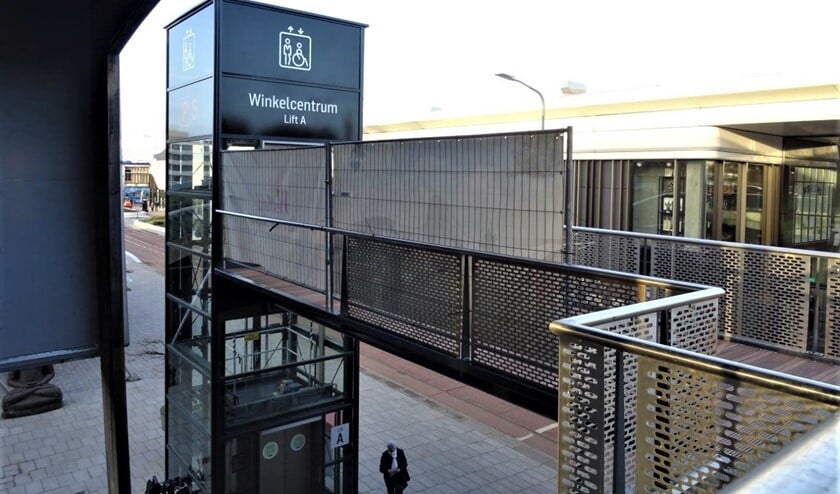<p>De trap en de lift in Leidsenhage bij Albert Heijn en Volle Maan (foto: Ap de Heus).</p>