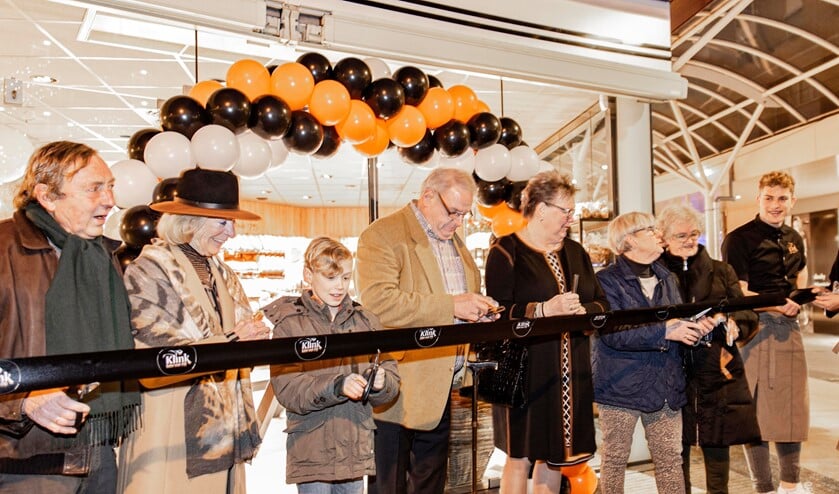 <p>De winkel werd door de ouders van Max en Willem en Hella Klomp als oud-eigenaren van Bakker Klink geopend (foto: pr).</p>