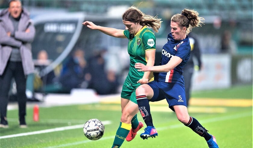 <p>Maartje Looijen (links) wordt door trainer Sjaak Polak aangemoedigd acties te maken (foto: archieffoto ADO Vrouwen).</p>