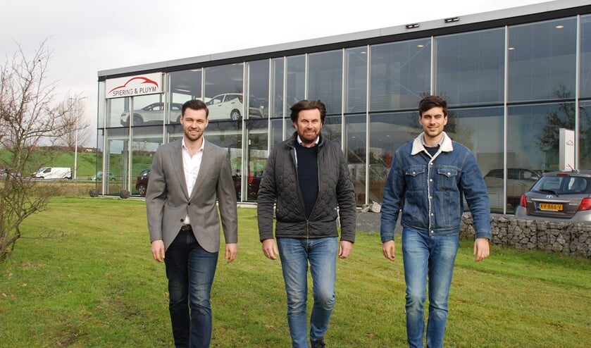 <p>V.l.n.r. zoon Roy, vader Wim en zoon Danny Hofman.</p>