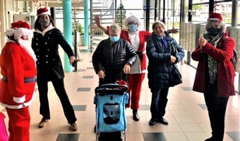<p> Vidomes bezorgde - vlak voor kerst - wat lekkers bij alle bewoners van haar 55+ complexen in Leidschendam-Voorburg (foto: pr). </p>