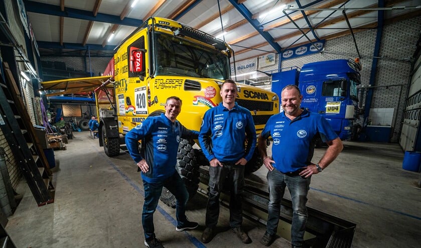 <p>Navigator Marco Siemons, monteur Michel en coureur Aad van Velsen glimmen van trots (foto: NvV).</p>