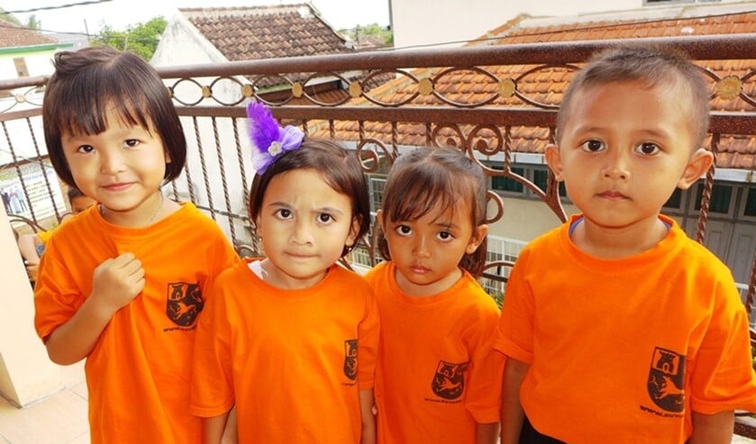 <p>Enkele van de kinderen die hulp krijgen in hun T-shirt van de stichting met ook het gemeentewapen van Voorburg daarop.</p>