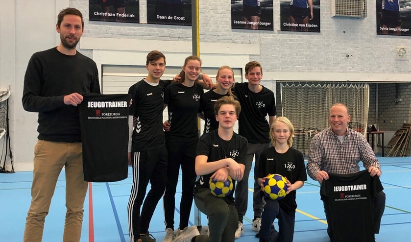 <p>Pieter Oorlog met de jeugdtrainers van korfbalvereniging VEO (foto: pr).</p>