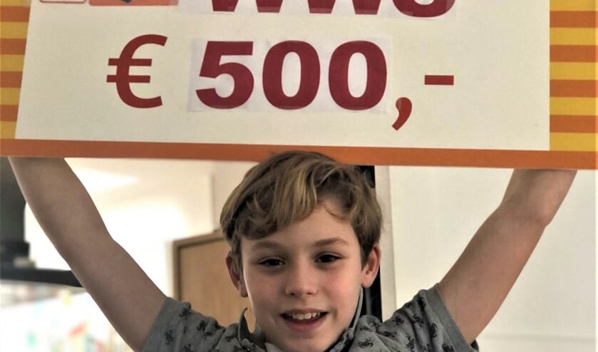 <p>Walter met de cheque die hij digitaal overhandigde aan Stichting KiKa (eigen foto).</p>