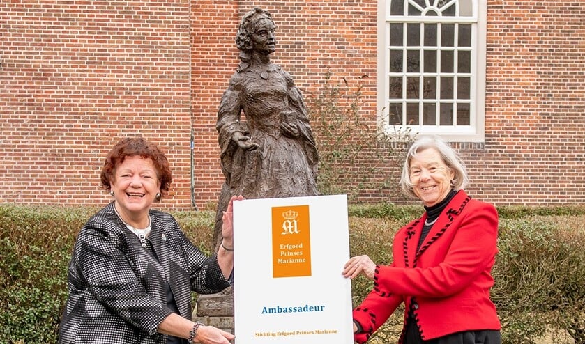 <p>Tilly Zwartepoorte overhandigt Marianne Knijnenburg (links) het titelbord Ambassadeur (foto Ronald Meekel).</p>
