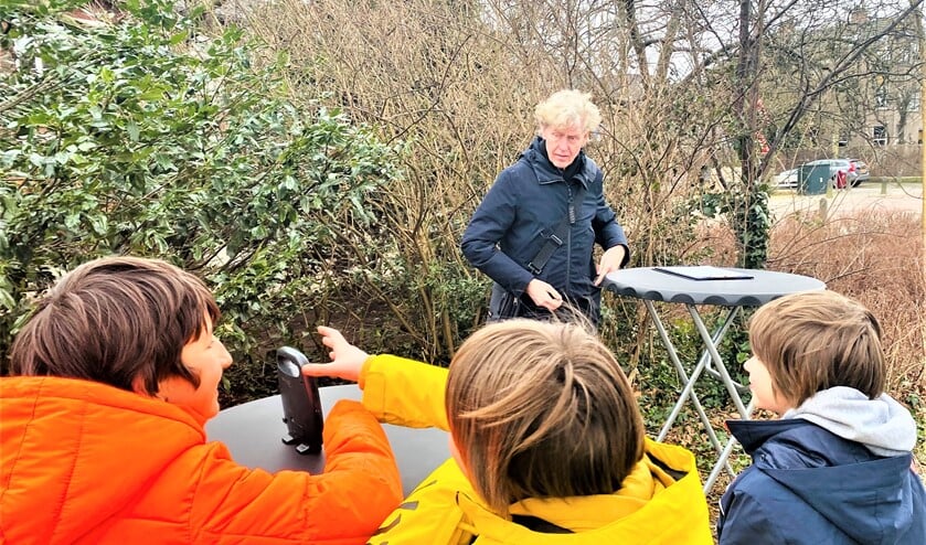 <p>De tieners gaven tijdens een speeddate, op anderhalve meter afstand, antwoord op de vragen van de speeltuinarchitect. (foto: pr).</p>