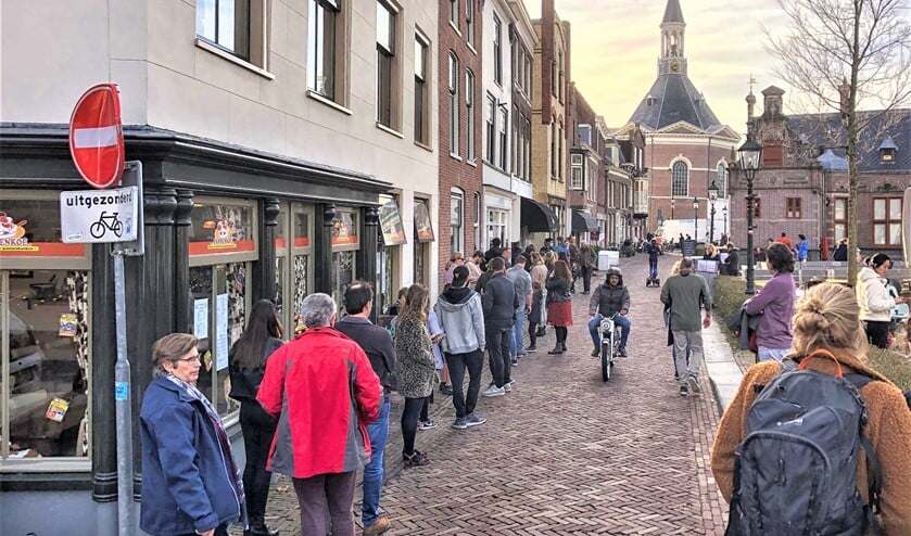 <p>Drukte aan de sluis in Leidschendam (foto: J.H. Bakhuys). </p>