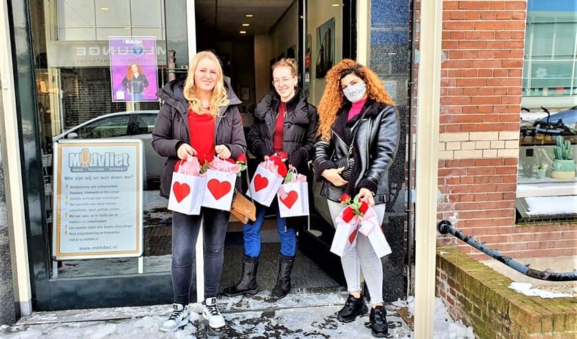 <p>De jongeren gingen de straat op om de feestelijke hartentasjes bij 60 gelukkigen aan huis af te geven.</p>