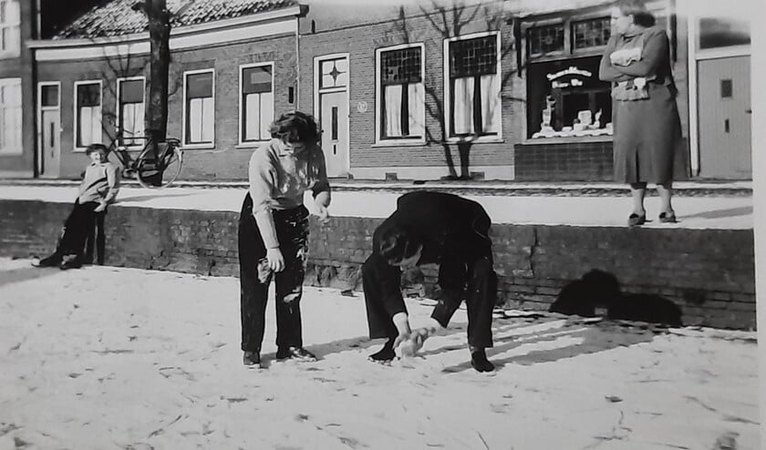 <p>Schaatsen op de Laanvaart in Pijnacker. Foto: uit archief van Ria Janssen.</p>