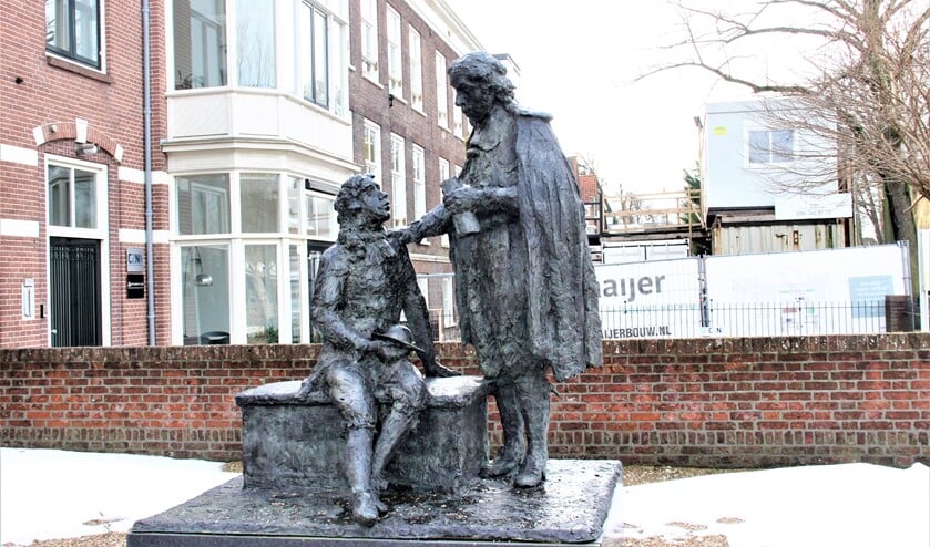 <p>‘Huygensmonument’, een beeld van Hans Bayens op het voorplein van Huygens Hofwijck in Voorburg (foto: Marian Kokshoorn).</p>