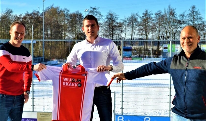 <p>V.l.n.r. Patrick van Pruijssen, Coen Stuurman en bestuurslid TC Marcel Riemen (foto: pr).</p>