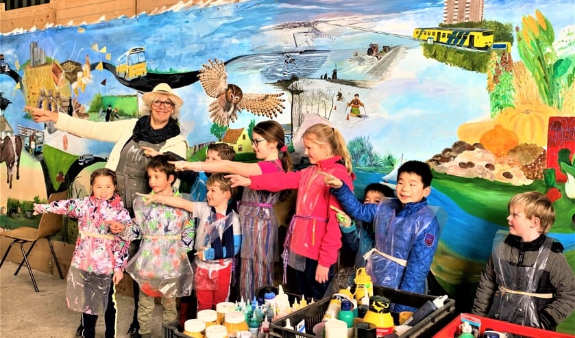 <p> De kinderen namen ook een kijkje bij de making-of van het veertig meter kunstwerk Panorama Platteland. </p>