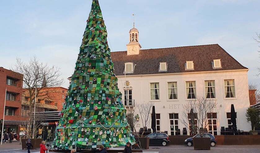 <p> 'Bovenveen Samen' gaat voor een dergelijke Paasboom, zoals hier enige tijd geleden in het centrum van Pijnacker (foto: Telstar)</p>