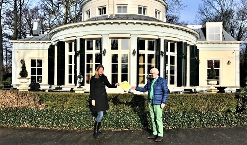<p>Joost Heuvelink van stichting Mooi Voorburg ontvangt het Compliment voor het Monument uit handen van Anne-Marie van Brecht van het monumententeam van de provincie Zuid-Holland (foto: pr).</p>
