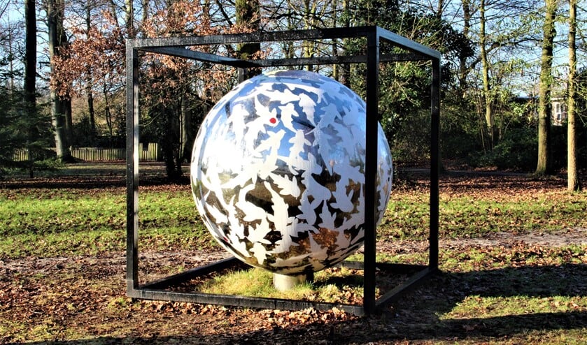 <p>‘Together We Are’een beeld van William Rosewood in Park Vreugd en Rust, zijde Parkweg Voorburg Oud (foto: Marian Kokshoorn).</p>
