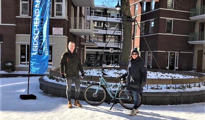 <p>Alfred van Kesteren van (Stichting Promotie Leidschendam Centrum) mocht de prijzen uitreiken, waaronder een elektrische fiets (foto: pr). </p>