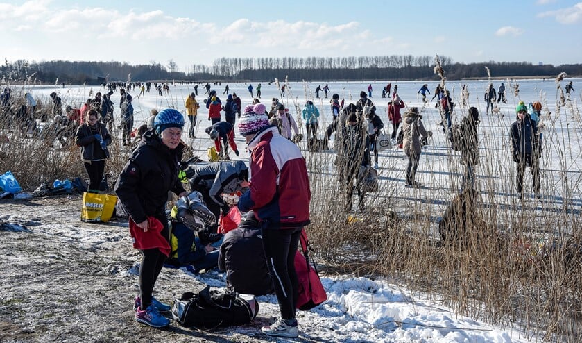 <p>Druk met schaatsers op de Vogelplas aan de Oostvlietweg, nabij Vlietland (foto: Michel Groen). </p>