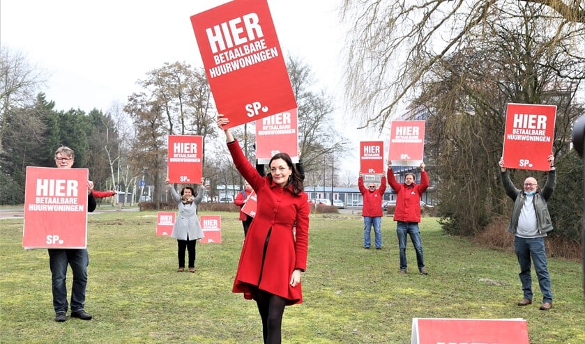 <p><br>Op de bouwlocatie verschenen actievoerders met de tekstborden: ‘Hier betaalbare huurwoningen’ (foto: Wilfried vd Eijnden).<br><br><br></p>