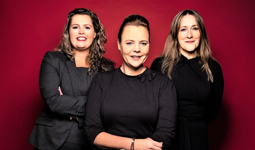 <p>Chantal van den Berg (l.), Monique Bloos (m.) en Zany Hoogendijk (r.) van ONNA letselschade (foto: PR).</p>