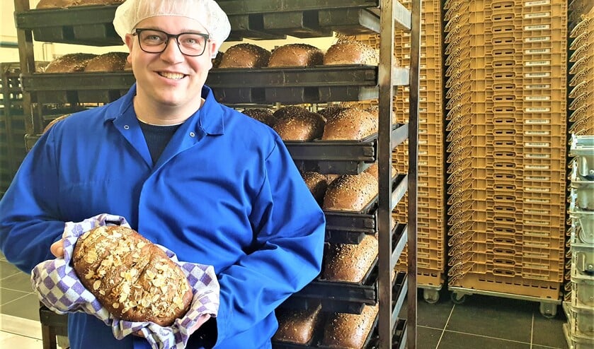 <p>Richard Remmerswaal toont in de bakkerij een Kenia brood (foto: pr).</p>