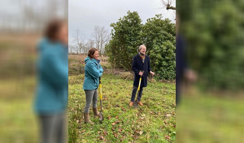 <p>Wethouder Floor Kist gaf samen met Hanneke Ormondt van MeerBomenNu het startschot voor de actie (foto: pr).</p>