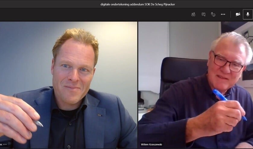 <p><em>Mark van Doorn, algemeen directeur Janssen de Jong Projectontwikkeling, en Willem Krzeszewski, bestuursvoorzitter Staedion, ondertekenen de samenwerkingsovereenkomst voor het project De Scheg in Pijnacker.</em></p>