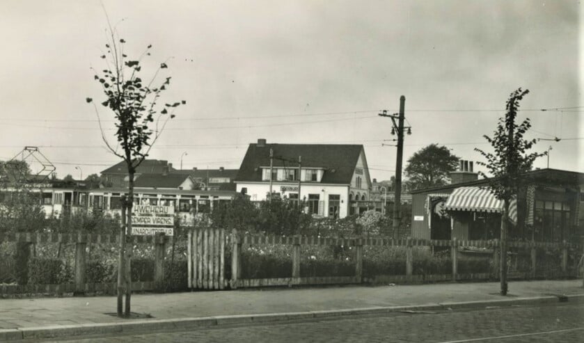 <p> Voorburgs station aan het Westeinde met eindpunt lijn 10, circa 1950 (archief F.v.d. Helm).</p>