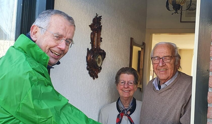 <p>Bob van der Deijl aan de deur bij de familie Groenewegen.</p>