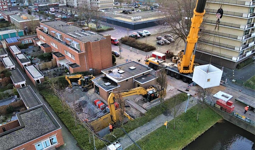 <p>De plaatsing van de nieuwe put aan de Strabolaan in Voorburg met een grote kraan door aannemer Van der Krogt (foto: pr).</p>