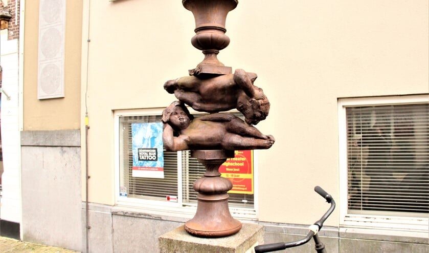 <p>‘Cupido’ (2002), een beeld van Erik du Chatenier aan de Herenstraat 14 te Voorburg. (foto: Marian Kokshoorn).</p>