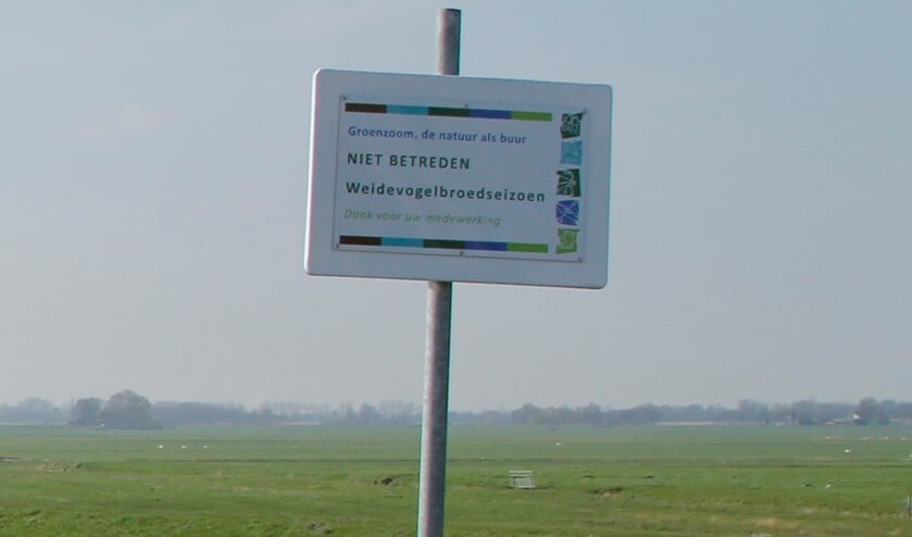 <p>Bord dat tijdens het broedseizoen bij de entrees van de Bergboezem staat.</p>