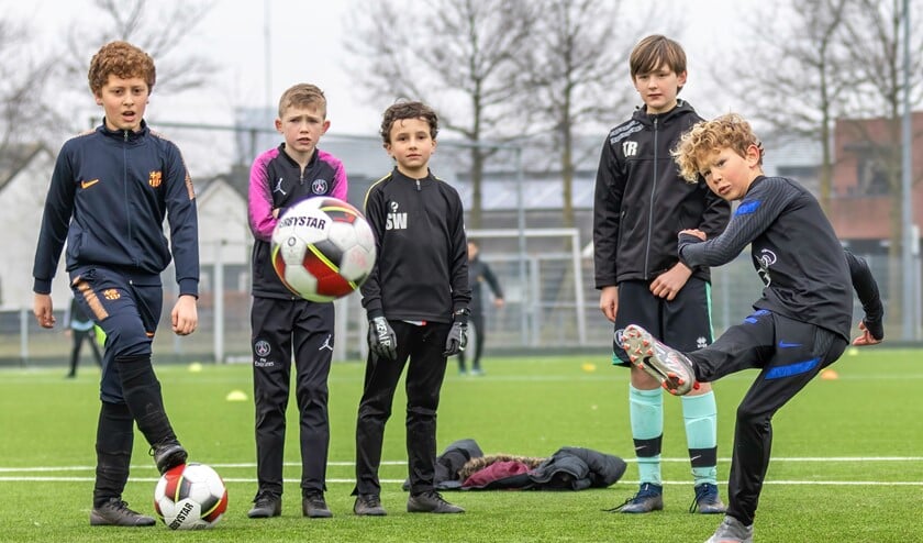 <p>De jongste jeugd tijdens de clinic. (Foto: Gerard Stege)</p>