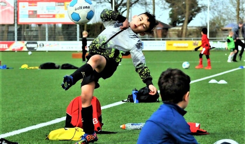 <p>Adam bezig met zijn zelf verzonnen oefening: een omhaal. Het gaat hem goed af zo te zien (foto: Jelle Abma).!</p>
