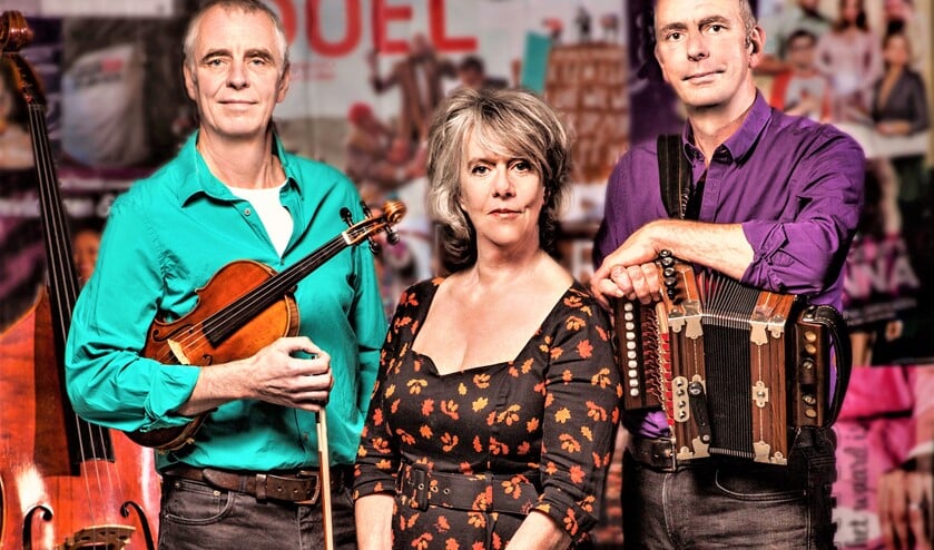 <p>Marjolein Meijers, hier met haar twee vaste muzikanten de broers Walter en Onno Kuipers, weet het publiek te raken met teksten over liefde, vriendschap en afscheid (foto: pr).</p>