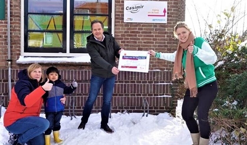 <p>In februari kon directeur Ronald van Leeuwen een cheque van 750 euro overhandigen aan Judith van stichting Het Vergeten Kind (foto: pr). </p>